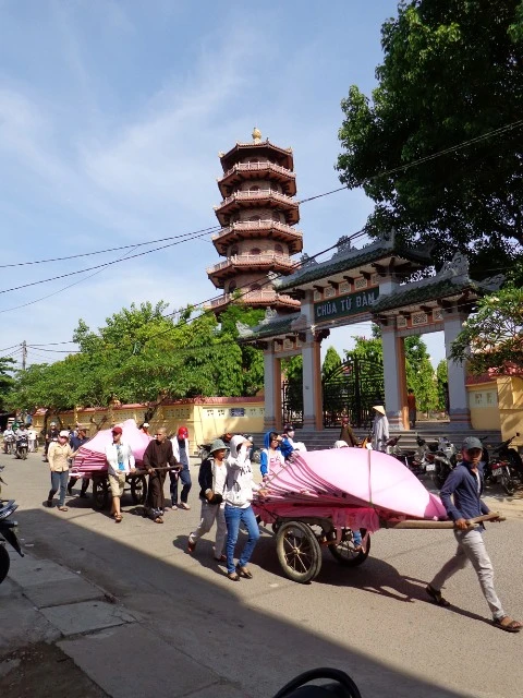 Bảy đóa sen hồng đã "nở" giữa dòng Hương giang ảnh 9 Bảy đóa sen hồng đã "nở" giữa dòng Hương giang ảnh 9