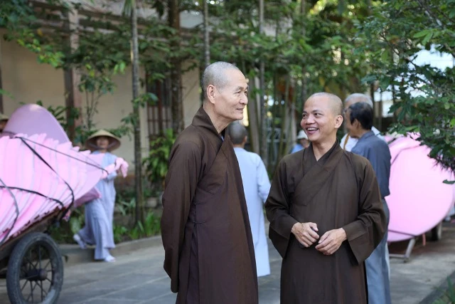 Bảy đóa sen hồng đã "nở" giữa dòng Hương giang ảnh 2 Bảy đóa sen hồng đã "nở" giữa dòng Hương giang ảnh 2