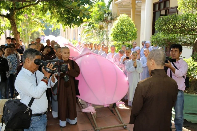 Bảy đóa sen hồng đã "nở" giữa dòng Hương giang ảnh 6 Bảy đóa sen hồng đã "nở" giữa dòng Hương giang ảnh 6