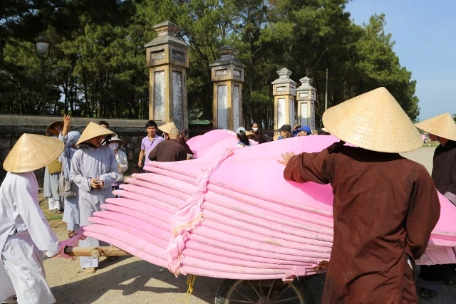 Bảy đóa sen hồng đã "nở" giữa dòng Hương giang ảnh 8 Bảy đóa sen hồng đã "nở" giữa dòng Hương giang ảnh 8