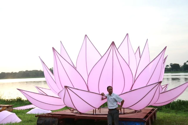 Bảy đóa sen hồng đã "nở" giữa dòng Hương giang ảnh 11 Bảy đóa sen hồng đã "nở" giữa dòng Hương giang ảnh 11