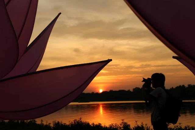 Bảy đóa sen hồng đã "nở" giữa dòng Hương giang ảnh 14 Bảy đóa sen hồng đã "nở" giữa dòng Hương giang ảnh 14