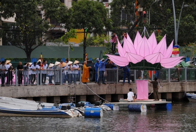 7 đóa sen hồng đã xuất hiện trên kênh Nhiêu Lộc ảnh 9 BTN_0087.JPG