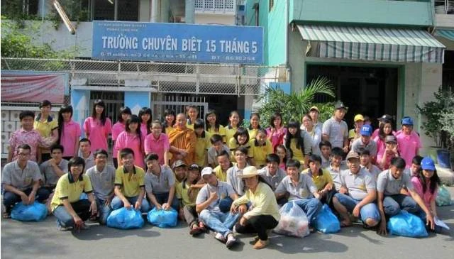 Tịnh xá Lộc Uyển đến với trẻ em kém may mắn ảnh 2 935619_175680505929473_803329140_n.jpg