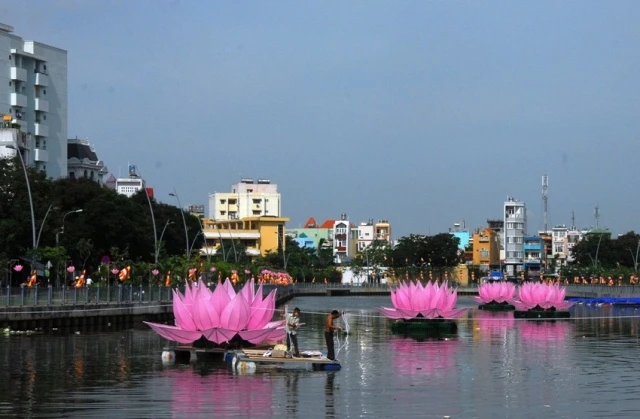 Không khí đón mừng Phật đản đã tràn ngập phố phường ảnh 1 h (1).JPG