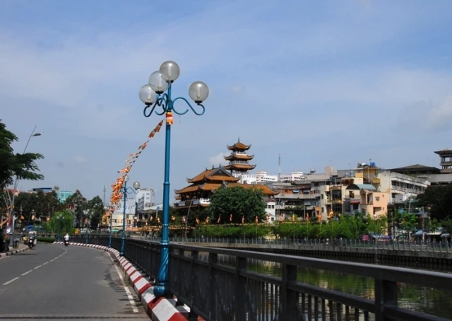 Không khí đón mừng Phật đản đã tràn ngập phố phường ảnh 6 h (20).JPG