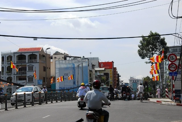 Không khí đón mừng Phật đản đã tràn ngập phố phường ảnh 7 h (21).JPG