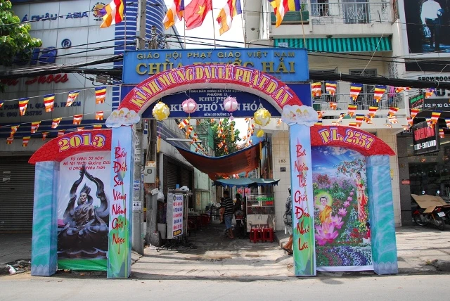 Không khí đón mừng Phật đản đã tràn ngập phố phường ảnh 8 h (22).JPG