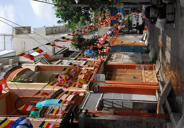 Không khí đón mừng Phật đản đã tràn ngập phố phường ảnh 10 h (24).JPG
