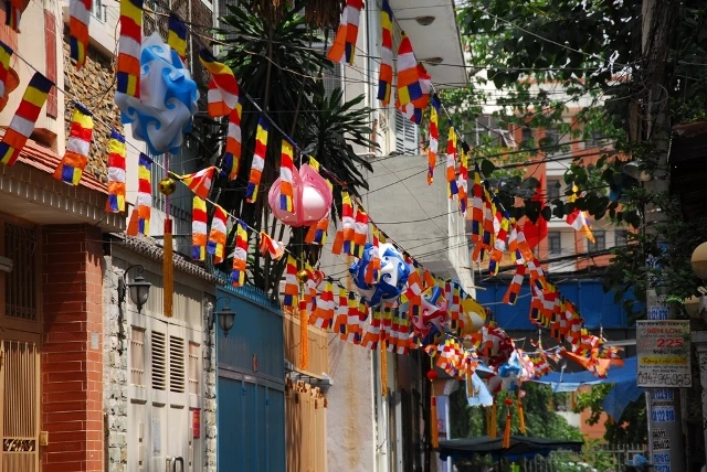 Không khí đón mừng Phật đản đã tràn ngập phố phường ảnh 11 h (25).JPG