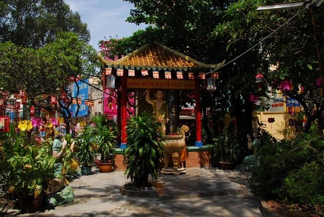 Không khí đón mừng Phật đản đã tràn ngập phố phường ảnh 14 h (31).JPG