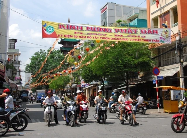 Không khí đón mừng Phật đản đã tràn ngập phố phường ảnh 17 h (34).JPG