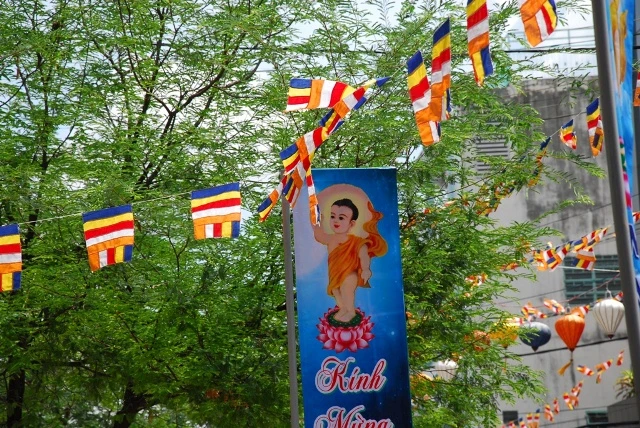 Không khí đón mừng Phật đản đã tràn ngập phố phường ảnh 21 h (38).JPG