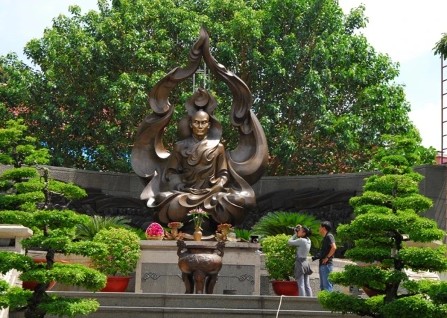 Không khí đón mừng Phật đản đã tràn ngập phố phường ảnh 22 h (39).JPG
