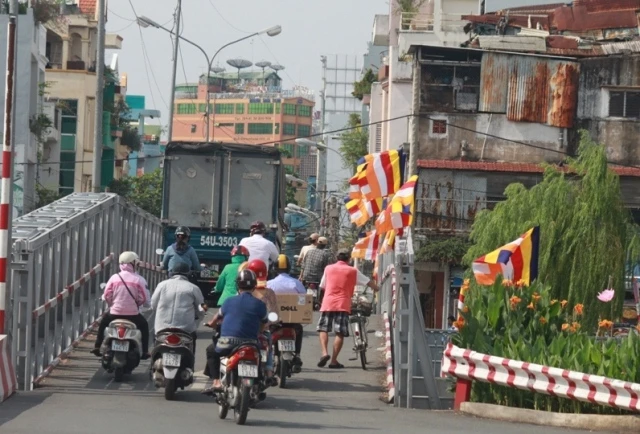 Không khí đón mừng Phật đản đã tràn ngập phố phường ảnh 24 h (41).JPG