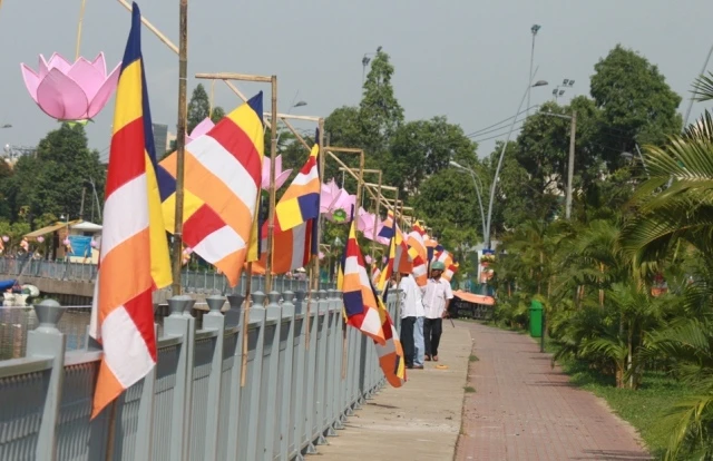 Không khí đón mừng Phật đản đã tràn ngập phố phường ảnh 25 h (42).JPG