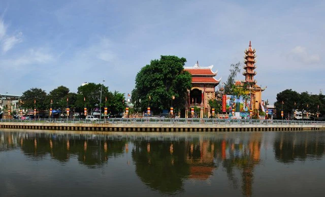 Không khí đón mừng Phật đản đã tràn ngập phố phường ảnh 26 h (46).JPG