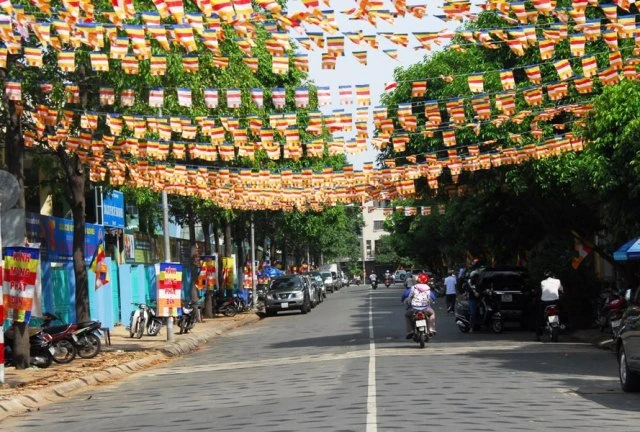 Không khí đón mừng Phật đản đã tràn ngập phố phường ảnh 27 h (5).JPG