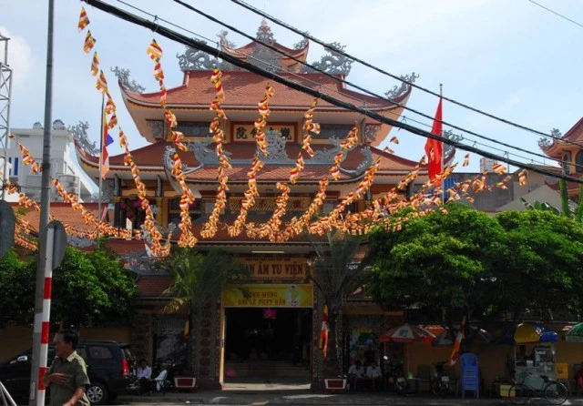 Không khí đón mừng Phật đản đã tràn ngập phố phường ảnh 28 h (6).JPG
