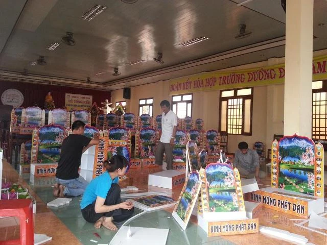 Tình nguyện thiết trí lễ đài tại tư gia Phật tử ảnh 2 tinhnguyenvienDacLac08.jpg