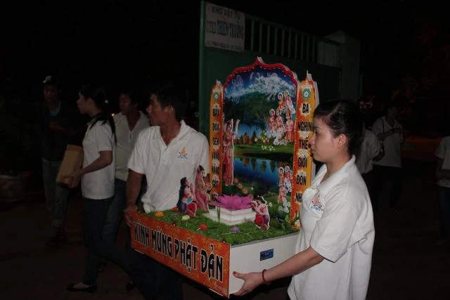 Tình nguyện thiết trí lễ đài tại tư gia Phật tử ảnh 4 tinhnguyenvienDacLac16.jpg