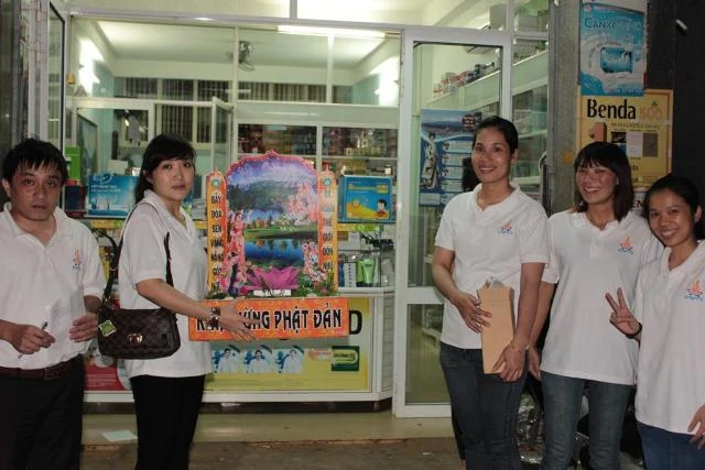 Tình nguyện thiết trí lễ đài tại tư gia Phật tử ảnh 8 tinhnguyenvienDacLac17.jpg