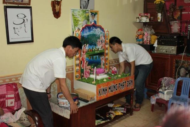 Tình nguyện thiết trí lễ đài tại tư gia Phật tử ảnh 6 tinhnguyenvienDacLac25.jpg
