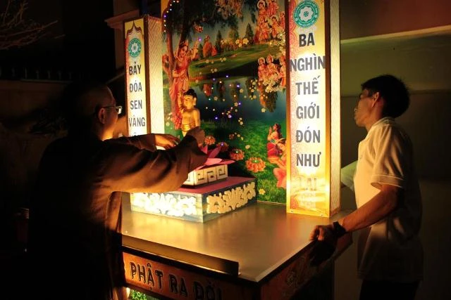 Tình nguyện thiết trí lễ đài tại tư gia Phật tử ảnh 11 tinhnguyenvienDacLac30.jpg