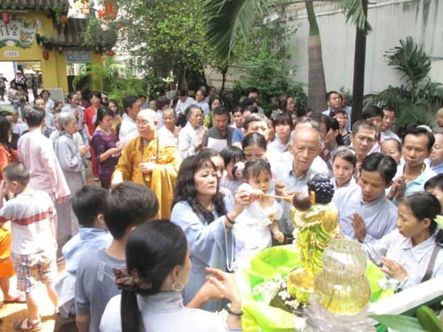 Chùa Hải Quang và chùa Phước An làm lễ tắm Phật ảnh 3 phattu.jpg