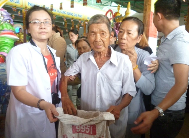 Chùa Long Tuyền tặng quà và khám bệnh miễn phí ảnh 1 longtuyen1.JPG
