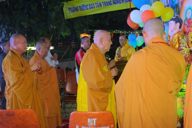 Trang nghiêm tổ chức lễ Phật đản ở chùa Thiên Chánh ảnh 5 thienchanh06.JPG