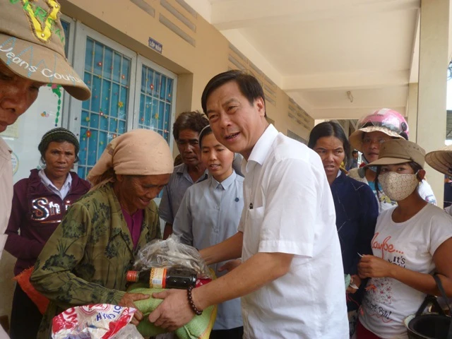 700 suất quà tặng đồng bào Cơ-ho ảnh 1 nguyenthivan1.jpg