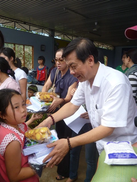 700 suất quà tặng đồng bào Cơ-ho ảnh 2 nguyenthivan3.jpg