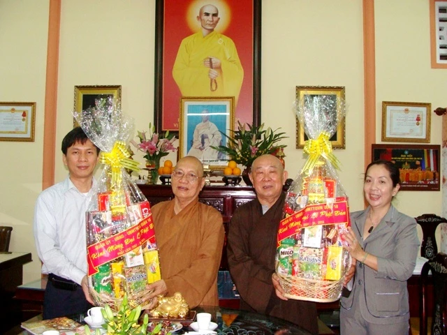 Quận ủy, UBND, UBMTTQVN quận 10 chúc mừng Phật đản ảnh 4 DSC06593.jpg