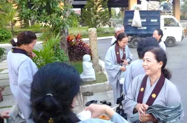 Chúng Di Lặc tặng “túi xách thân thiện môi trường” ảnh 1 phßt qua t_i HuO NghiOm.JPG