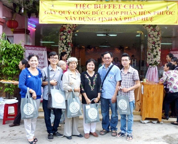 phßt t·i t_i ti_c buffet chay k_ ni_m Ch·ng 30 tu_i.JPG