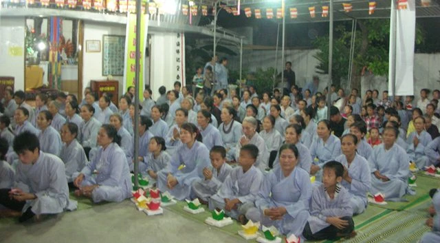 Nghệ An: Đêm hội hoa đăng kính mừng Phật đản ảnh 2 nghe an 2.jpg
