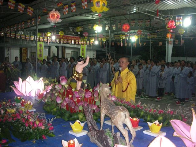 Nghệ An: Đêm hội hoa đăng kính mừng Phật đản ảnh 1 nghean1.jpg