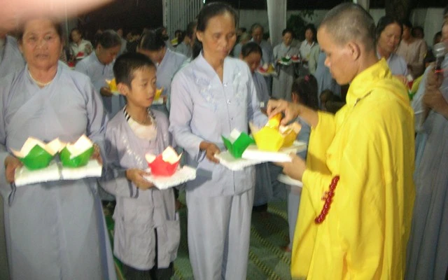 Nghệ An: Đêm hội hoa đăng kính mừng Phật đản ảnh 3 nghean3.jpg