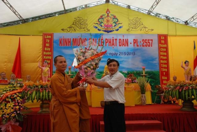 LANH DAO SO NOI VU TINH TANG HOA CHUC MUNG NHAN NGAY LE PHAT DAN.jpg