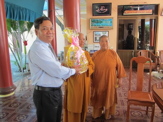 Lãnh đạo TP.Nha Trang thăm, tặng quà Phật giáo ảnh 2 nhatrang.jpg