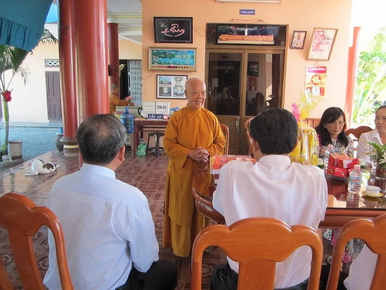 Lãnh đạo TP.Nha Trang thăm, tặng quà Phật giáo ảnh 1 nhtrang.jpg