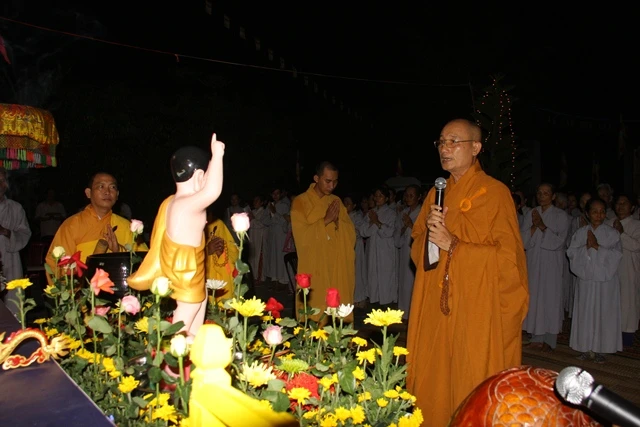 Lãnh đạo TP.Nha Trang thăm, tặng quà Phật giáo ảnh 4 ninhhoa1.JPG