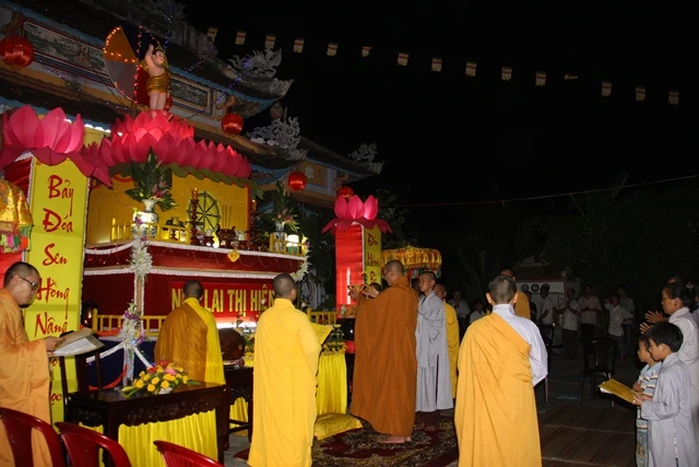 Lãnh đạo TP.Nha Trang thăm, tặng quà Phật giáo ảnh 3 ninhhoa2.JPG