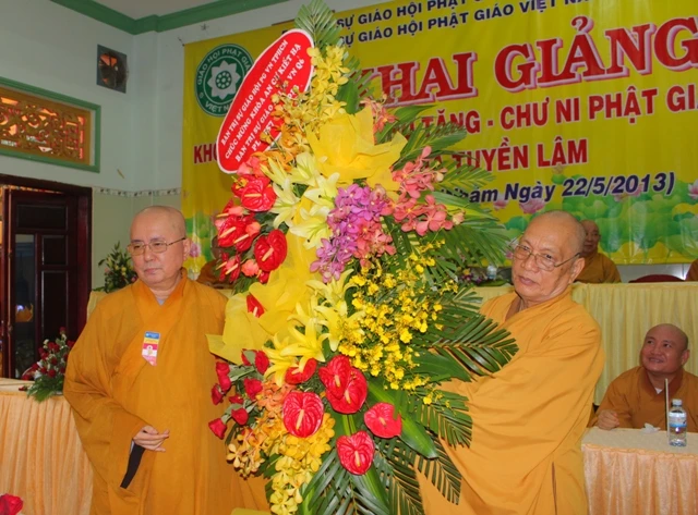 Đại lễ Phật đản và khai khóa an cư kiết hạ tại Q.6 ảnh 7 quan sau08.JPG