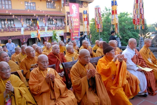 Chùm ảnh Đại lễ Phật đản PL.2557 tại TP.HCM ảnh 5 BTN_0028.JPG