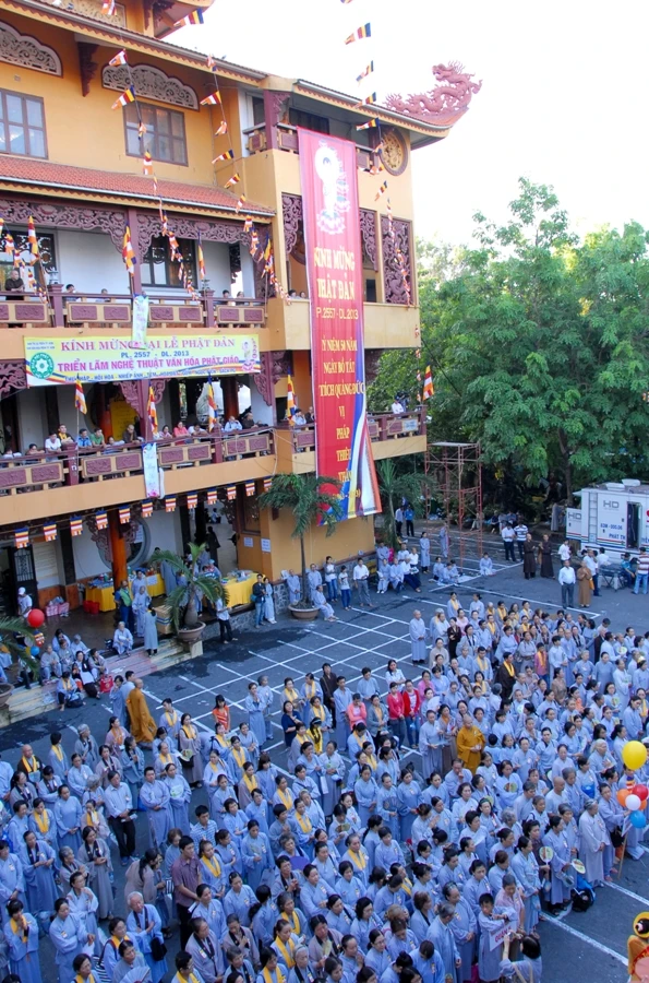 Chùm ảnh Đại lễ Phật đản PL.2557 tại TP.HCM ảnh 37 BTN_0032.JPG