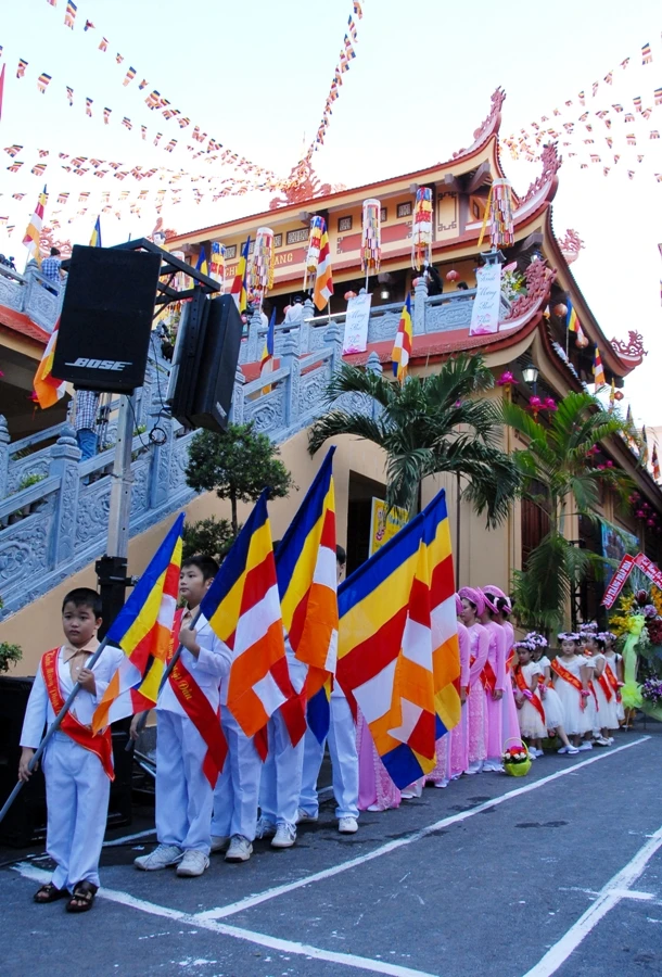 Chùm ảnh Đại lễ Phật đản PL.2557 tại TP.HCM ảnh 19 BTN_0051.JPG