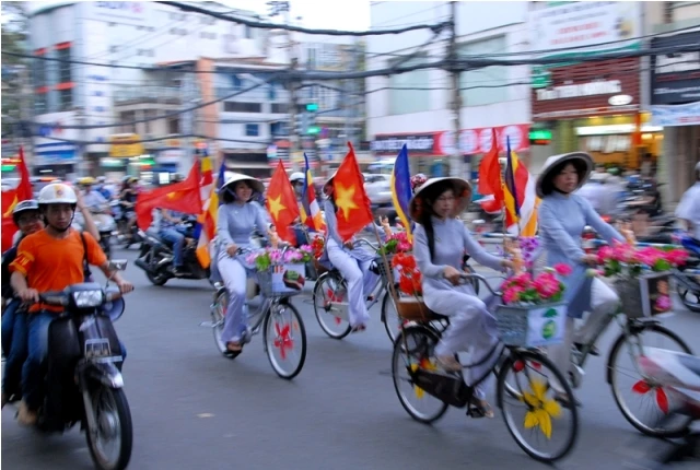 TP.HCM: Rực rỡ xe hoa diễu hành mừng Phật đản ảnh 1 baotoanxehoa02.JPG