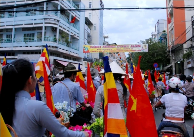 TP.HCM: Rực rỡ xe hoa diễu hành mừng Phật đản ảnh 4 baotoanxehoa05.JPG
